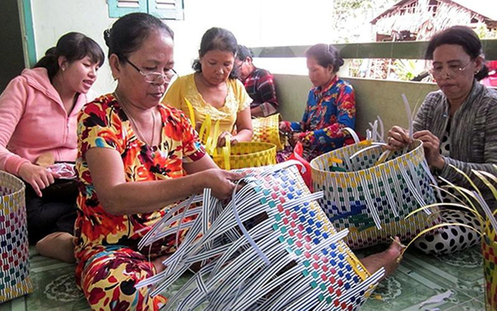 Lớp dạy nghề đan giỏ dây nhựa cho phụ nữ dân tộc Khmer ở phường Trường Lạc, quận Ô Môn (TP Cần Thơ). (Ảnh tư liệu)