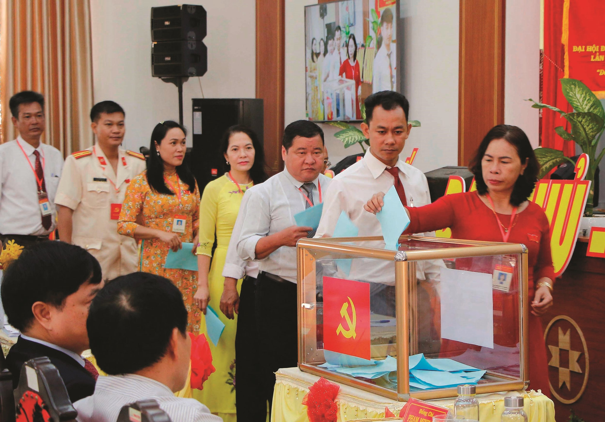 Các đại biểu bỏ phiếu bầu Ban Chấp hành khóa mới.