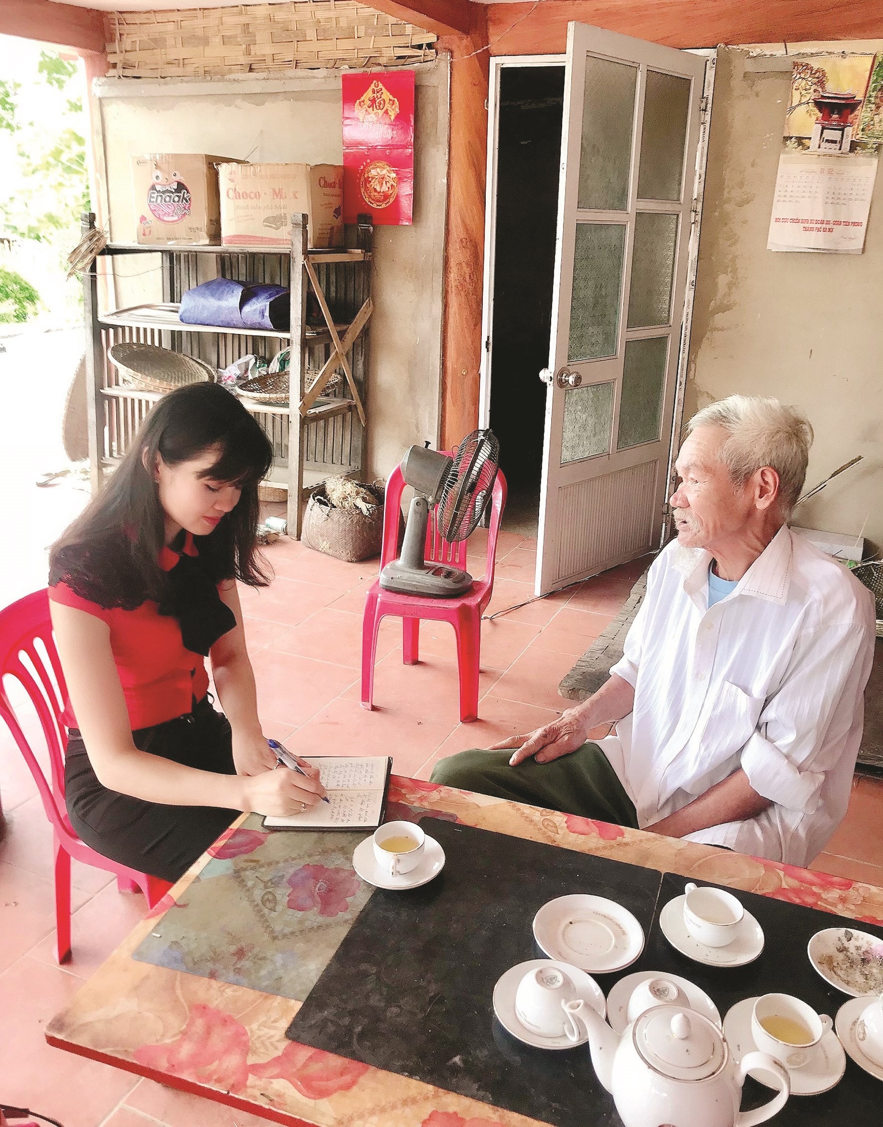Phóng viên Thanh Huyền phỏng vấn  cụ Hoàng Ngọc, chiến sĩ cách mạng tại Tân Trào, huyện Sơn Dương, tỉnh Tuyên Quang