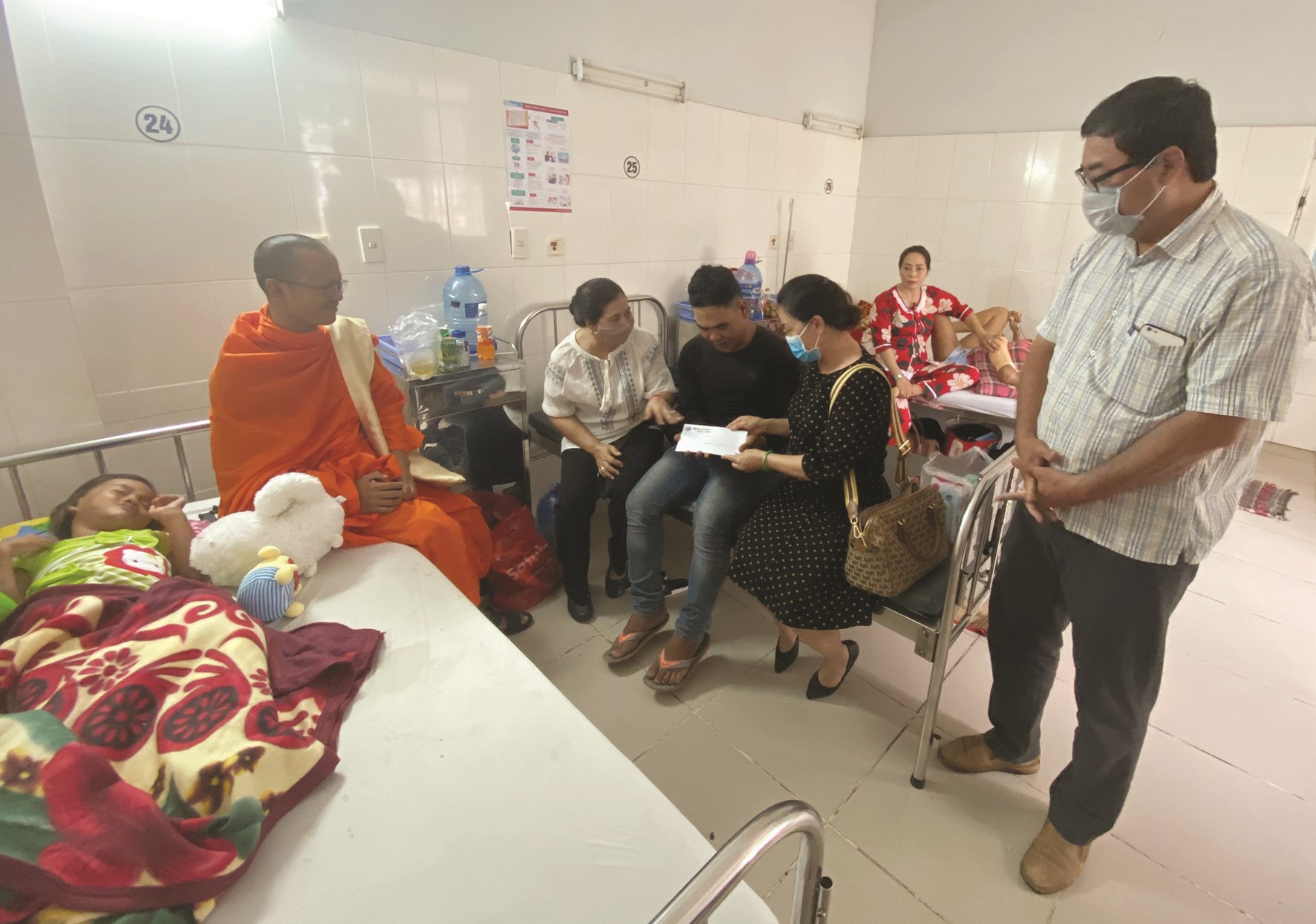 Không chỉ viết bài, Phóng viên Trương Thị Hạnh Nguyên (người đeo túi), Thường trú khu vực Tây Nam Bộ còn kêu gọi ủng hộ cháu Danh Thị Nil, dân tộc Khmer  ở Sóc Trăng bị cha đẻ bạo hành dã man