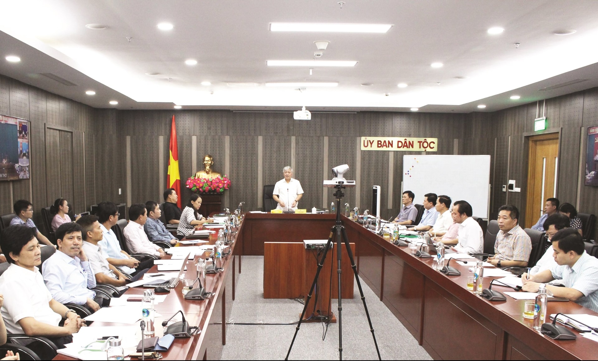 Bộ trưởng, Chủ nhiệm UBDT Đỗ Văn Chiến phát biểu tại cuộc họp