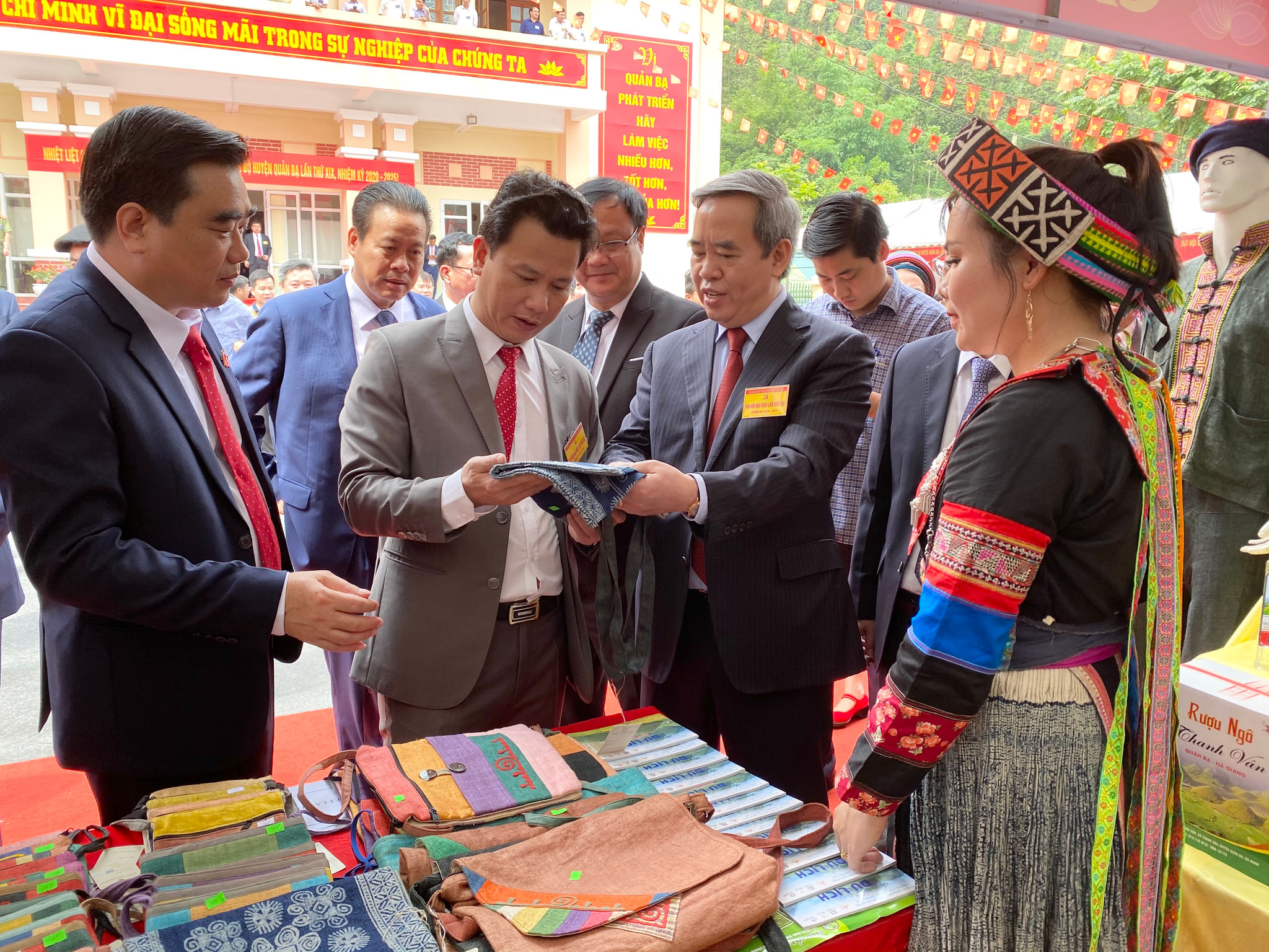Đồng chí Nguyễn Văn Bình, Trưởng ban Kinh tế Trung ương (người thứ hai từ phải sang); đồng chí Đặng Quốc Khánh, Bí thư Tỉnh ủy Hà Giang cùng các đại biểu tham quan các gian hàng trưng bày, giới thiệu sản phẩm của đồng bào dân tộc thiểu số. 