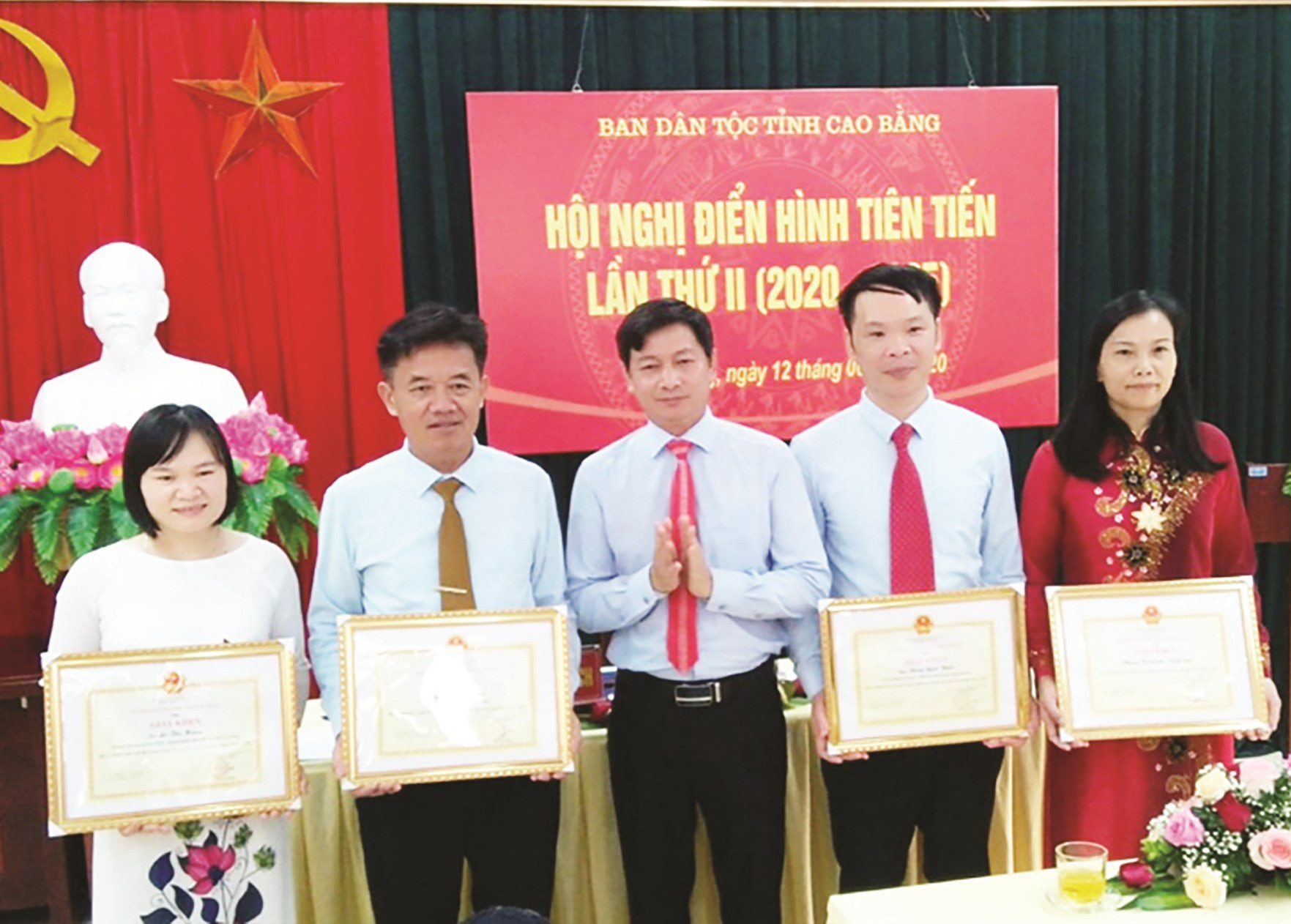 Trưởng Ban Dân tộc tỉnh Cao Bằng trao Giấy khen cho tập thể và cá nhân xuất sắc.