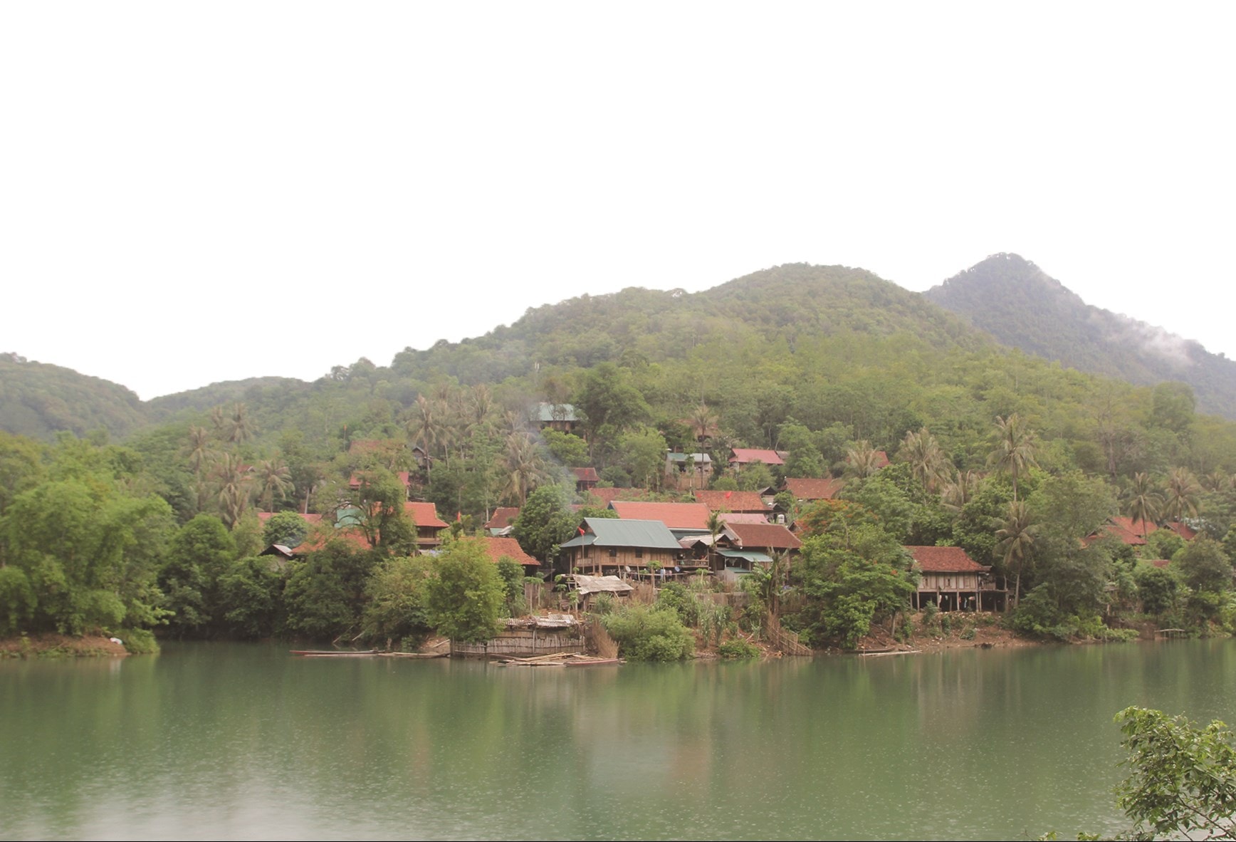 Người Ơ-đu thường sống xen kẽ trong cộng đồng người Thái, hoặc Khơ-mú (Ảnh chụp tại xã Lượng minh, huyện Tương Dương, Nghệ An)
