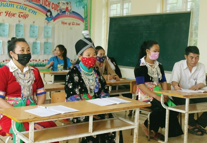 Một buổi học của các học viên lớp xóa mù chữ người Mông.