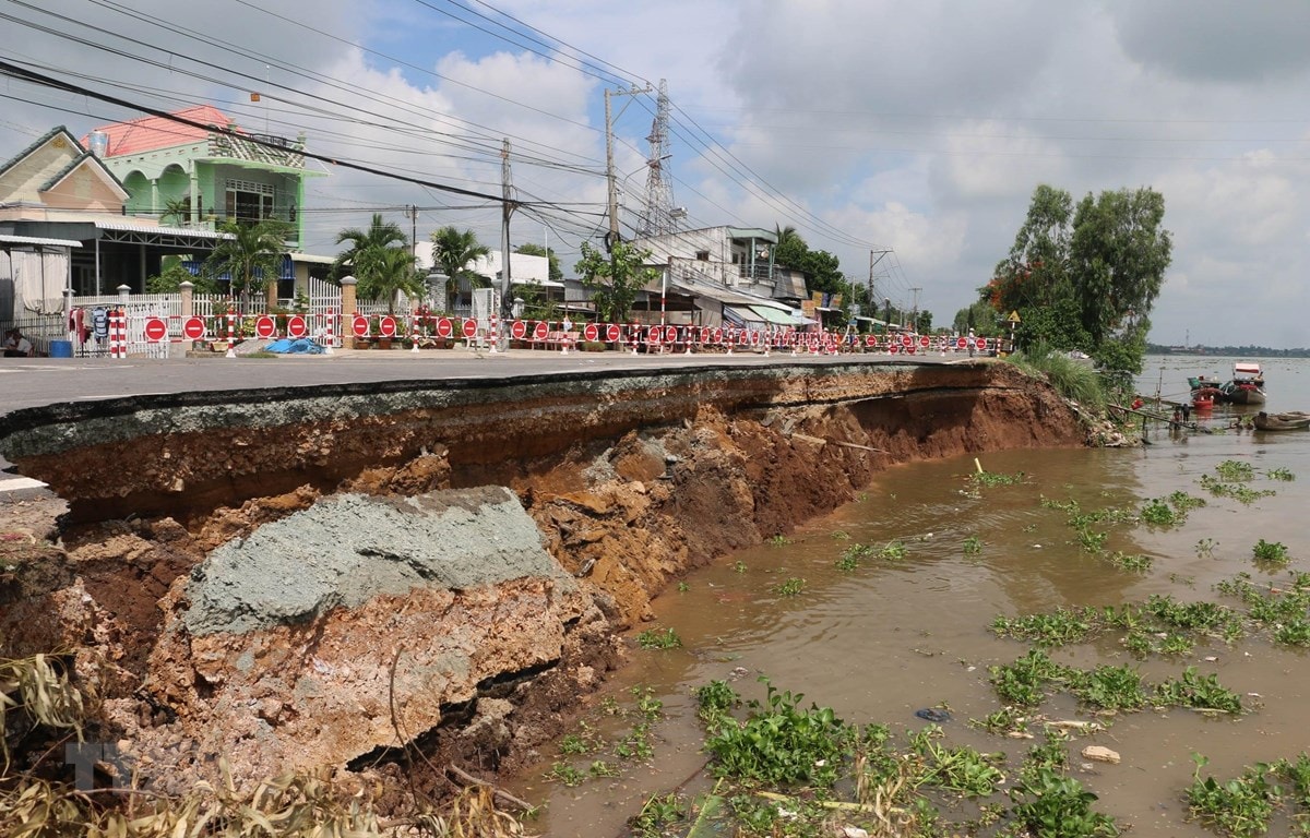  Hiện trường vụ sạt lở Quốc lộ 91 đoạn qua xã Bình Mỹ, huyện Châu Phú, tỉnh An Giang vào sáng 27/5. (Ảnh: Công Mạo/TTXVN)