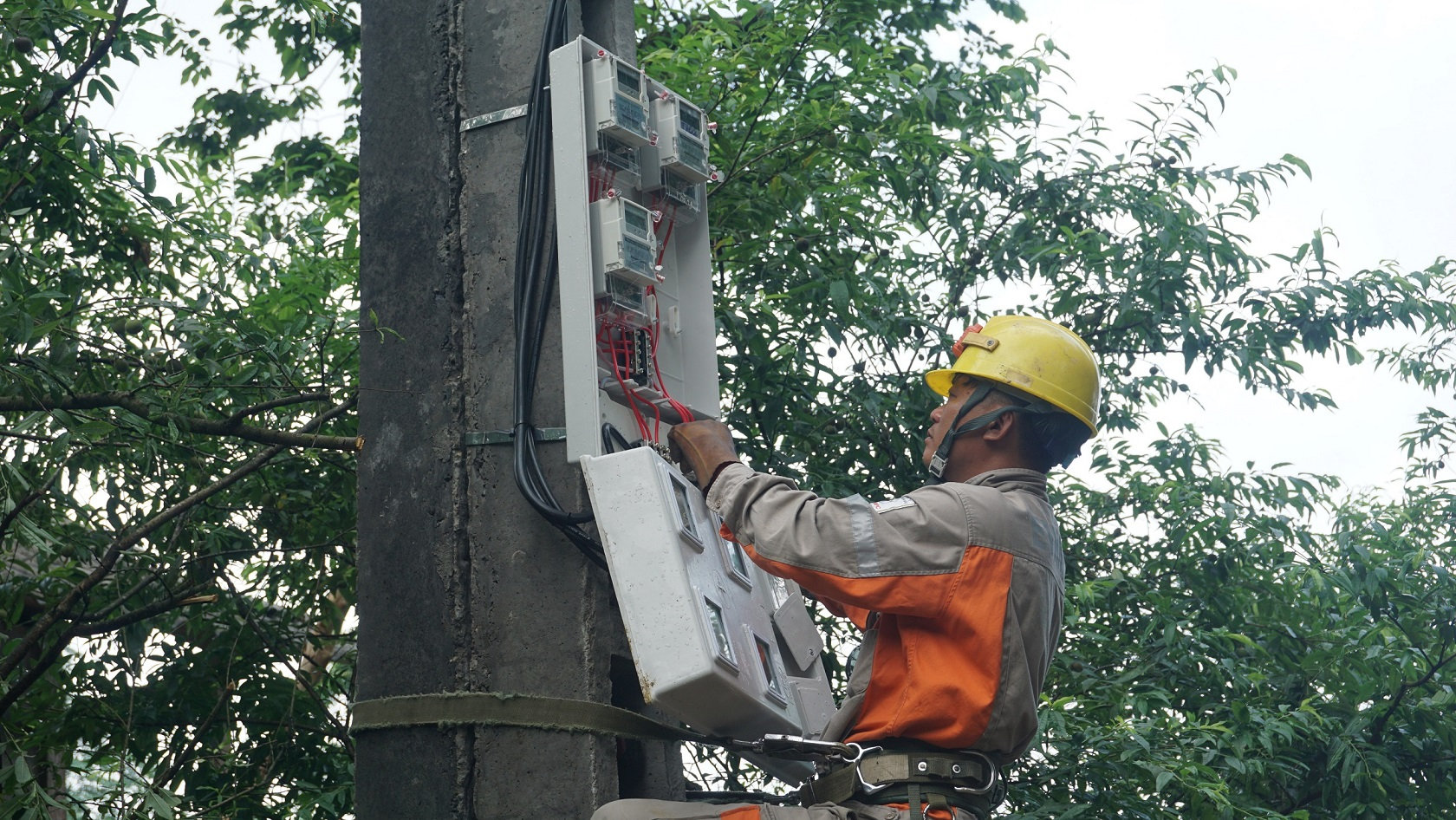 Ngành Điện lực tăng cường kiểm tra hệ thống truyền tải điện bảo đảm cung cấp điện cho khách hàng mùa nắng nóng