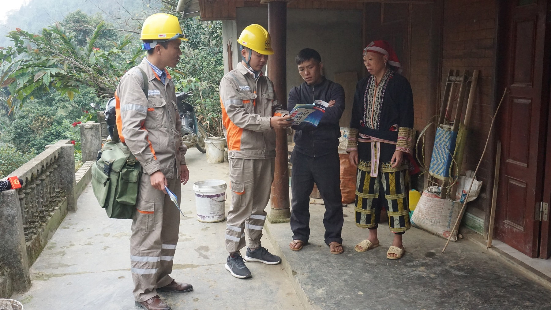 Cán bộ Điện lực tăng cường tư vấn, hướng dẫn người dân sử dụng điện an toàn, tiết kiệm trong mùa nắng nóng
