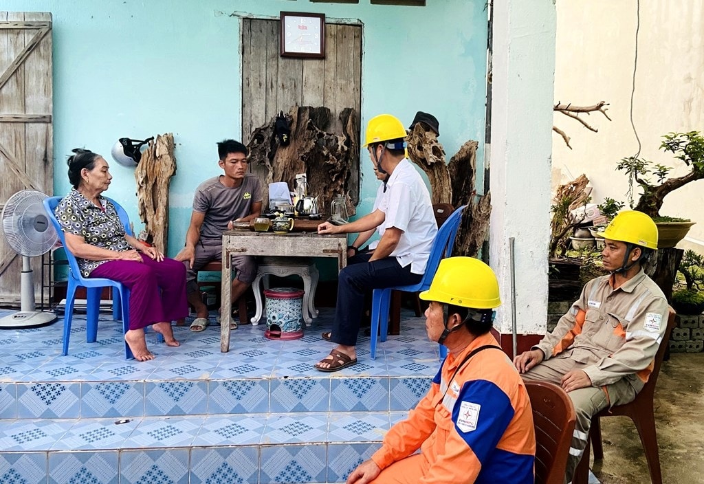 Đoàn công tác Điện lực Vân Đồn làm việc với gia đình bà Đào Thị Gái liên quan đến kiến nghị hóa đơn tiền điện tháng 6/2020 bị tăng đột biến