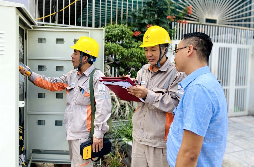 Cán bộ Điện lực kiểm tra công tơ của các gia đình có khiếu nại