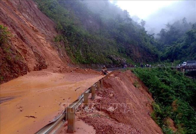 Sạt lở trên quốc lộ 12 Phong Thổ đi Nậm Nhùn, Mường Tè. Ảnh: Quý Trung/TTXVN