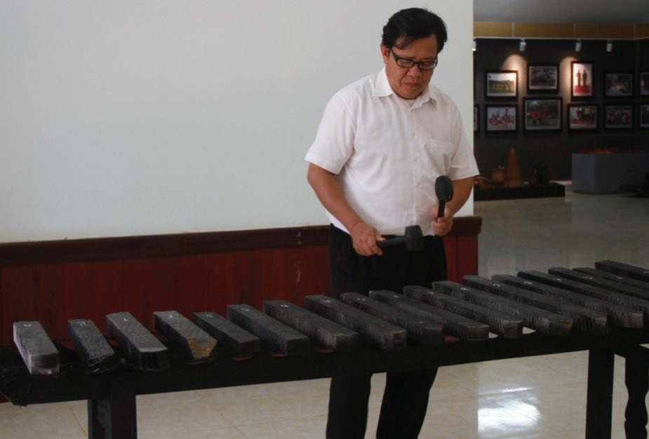 Nghệ nhân Trương Đình Chiếu biểu diễn đàn đá