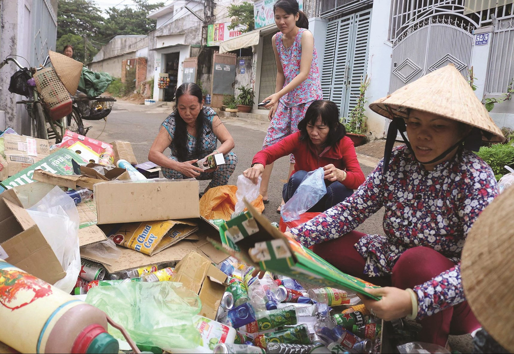 Hội viên phụ nữ gom rác thải tái chế bán để gây quỹ.
