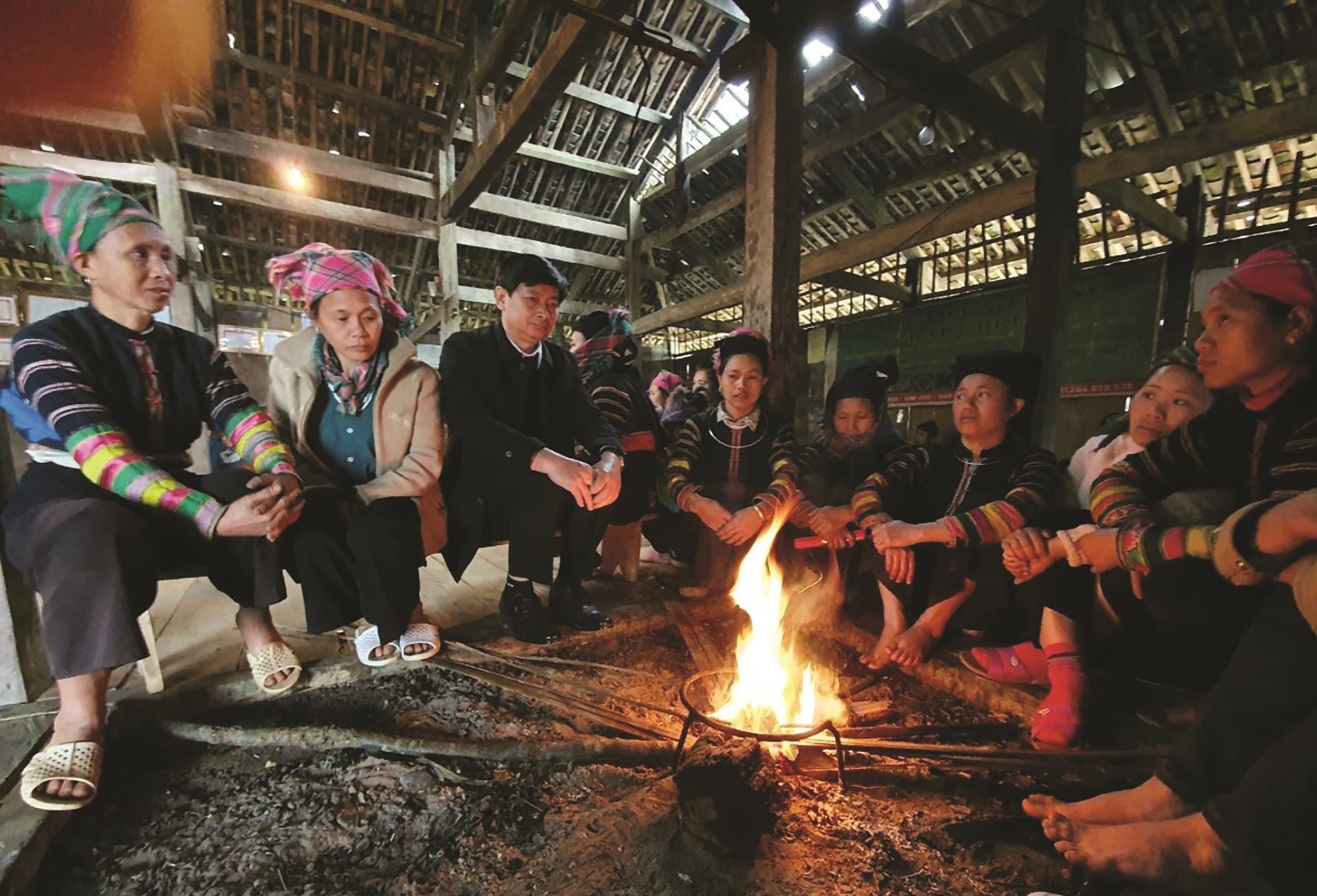 Ông Bế Văn Hùng (thứ ba từ trái sang) trò chuyện với đồng  bào Lô Lô trong chuyến khảo sát tại xóm Khuổi Khon, xã Kim Cúc, huyện Bảo Lạc mới đây.