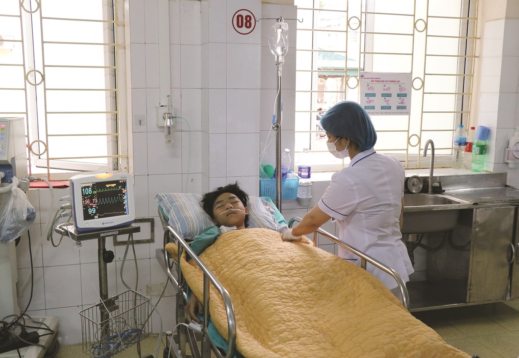 Cấp cứu nạn nhân ngộ độc nấm rừng tại Bệnh viện Đa khoa tỉnh Điện Biên