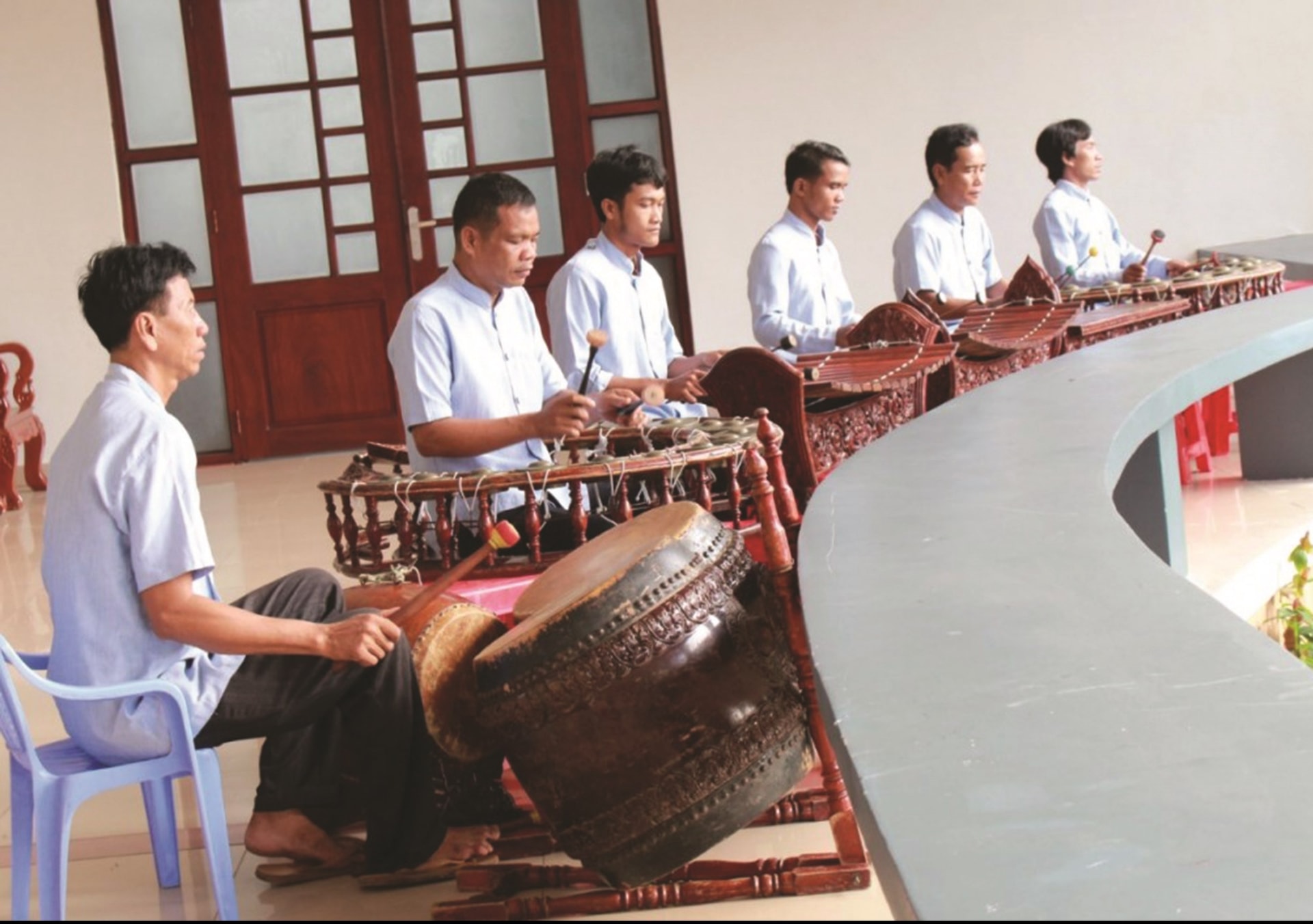 Đội nhạc ngũ âm của chùa Dơi.