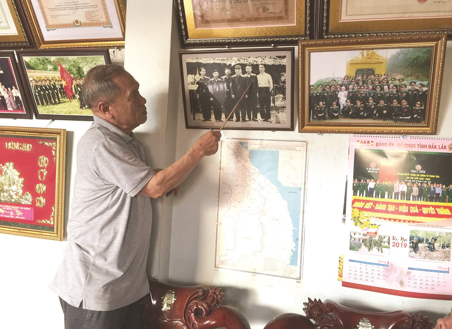 Anh hùng Lao động Lê Xuân Bá  giới thiệu bức ảnh các cán bộ, chiến sĩ tham gia mở đường Trường Sơn.