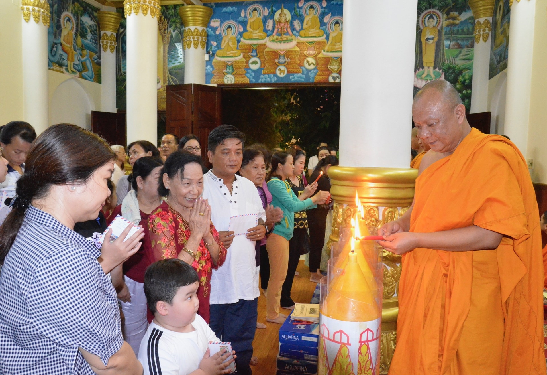 Thượng tọa Lý Hùng, Trụ trì chùa PiTu Khô Sa RăngSây thực hiện nghi thức dâng đèn