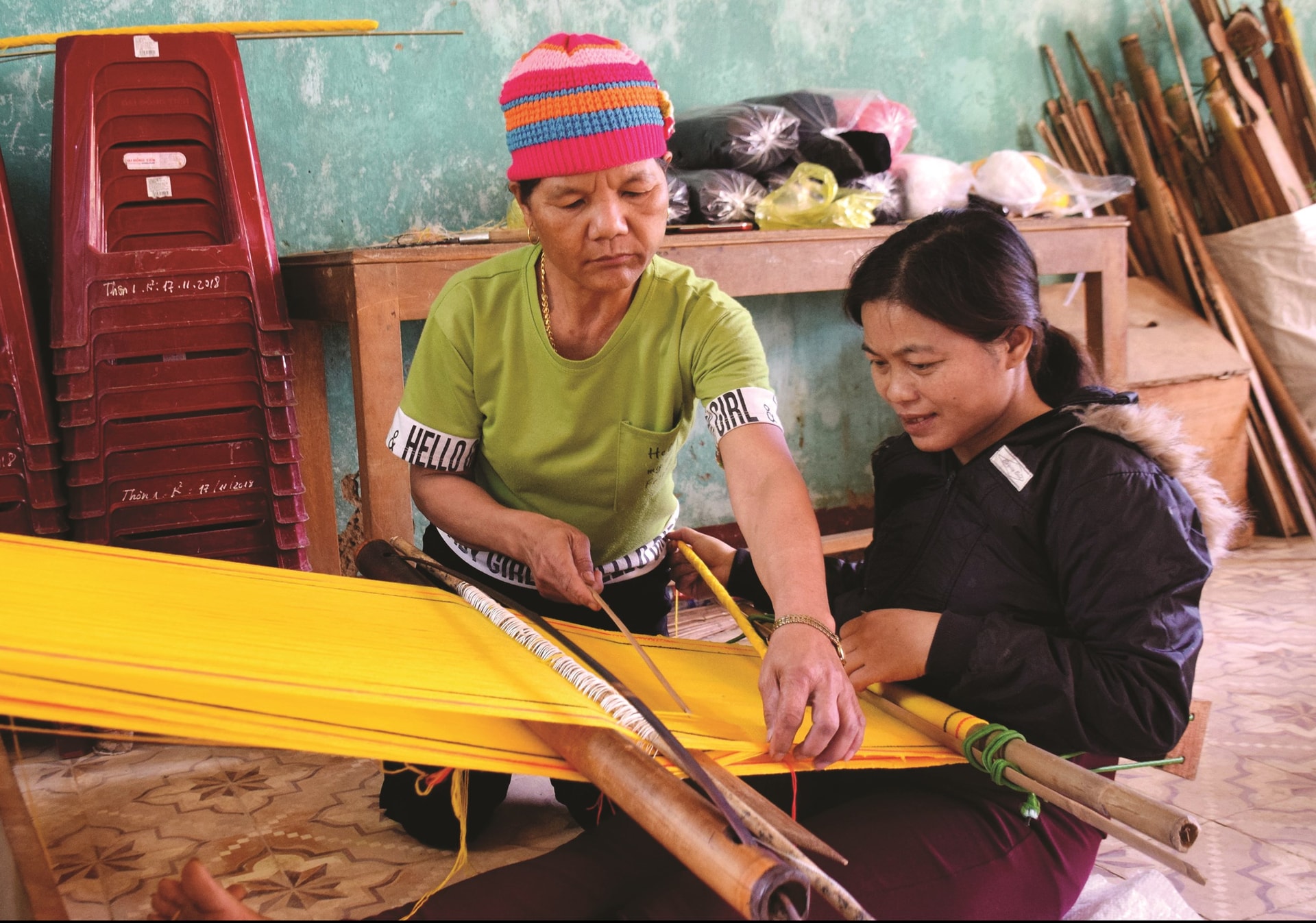  Bà Hoa cần mẫn truyền nghề cho lớp trẻ tại địa phương. 