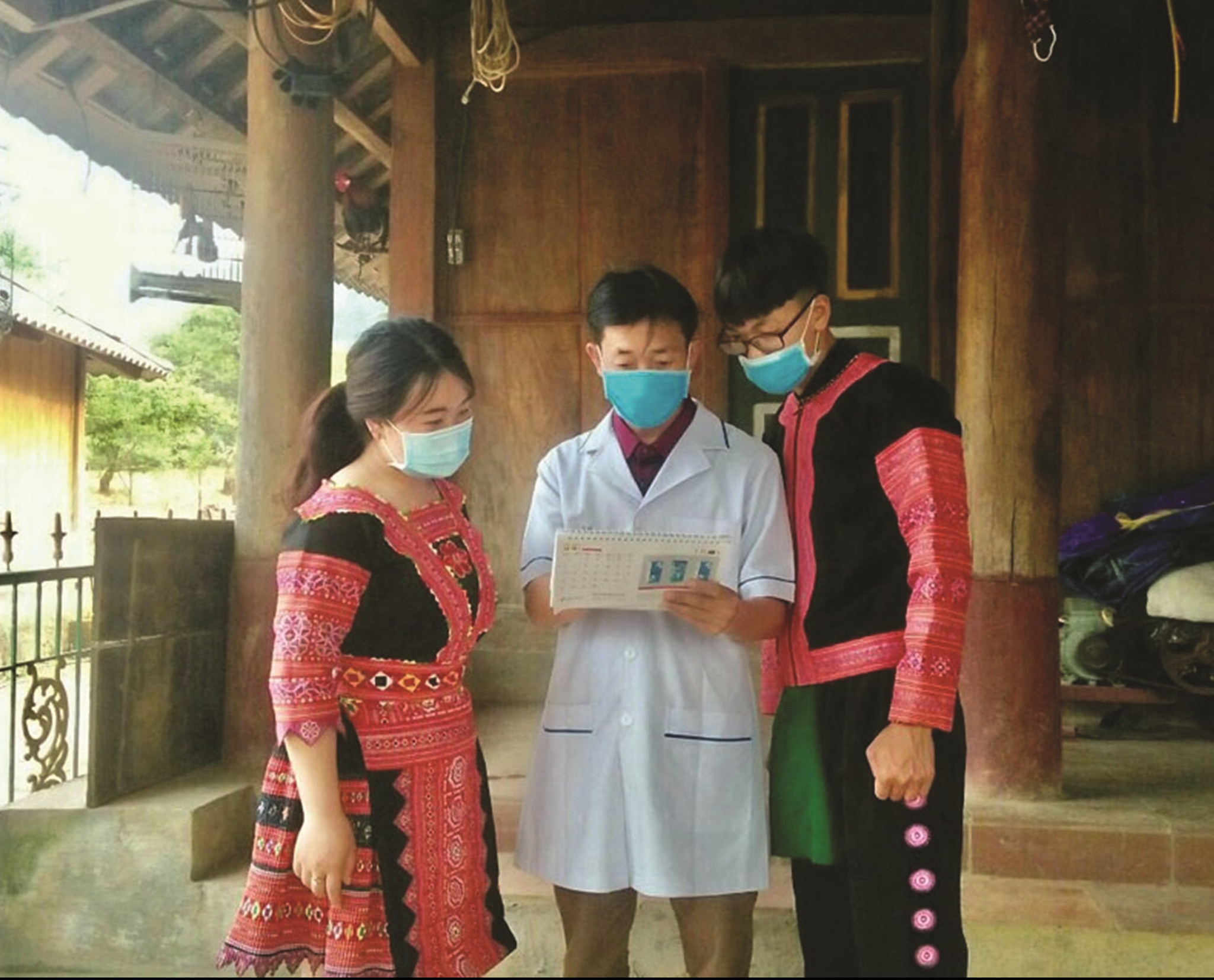 Cán bộ Dân số - KHHGĐ xã Pà Cò (Mai Châu) đến từng gia đình tuyên truyền về hệ lụy của tảo hôn.