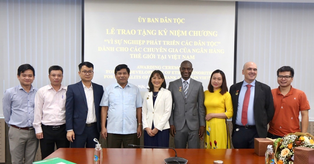  Thứ trưởng, Phó Chủ nhiệm UBDT Y Thông và đại diện lãnh đạo, một số cán bộ Vụ hợp tác Quốc tế chụp ảnh lưu niệm cùng các chuyên gia Ngân hàng Thế giới