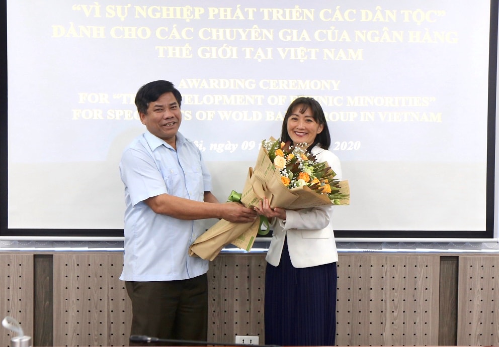 Thứ trưởng, Phó Chủ nhiệm UBDT Y Thông tặng hoa bà Keiko Inoue, Trưởng Ban phát triển con người, Ngân hàng Thế giới