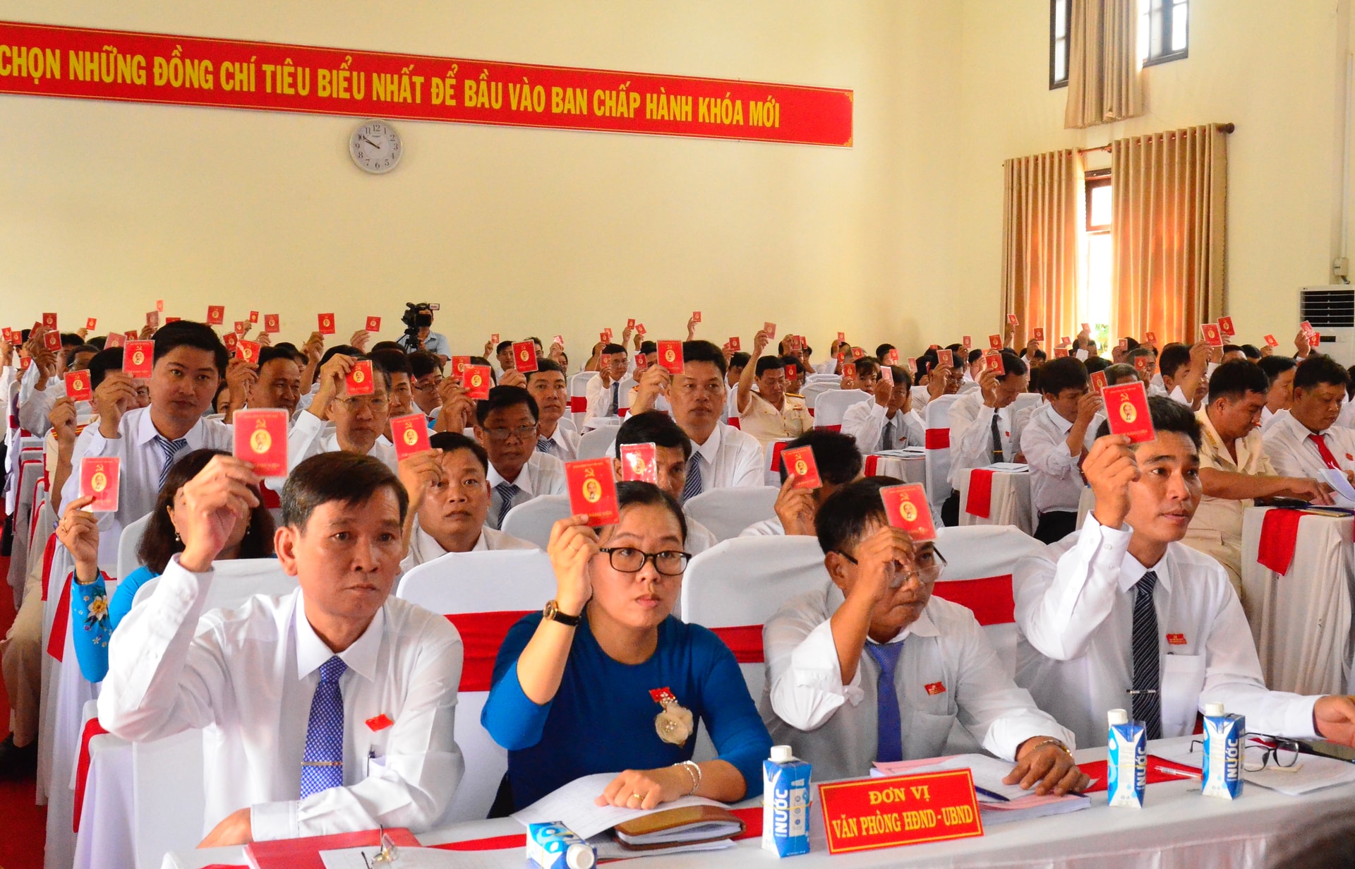 Các đại biểu biểu quyết nhất trí thông qua Nghị quyết Đảng bộ huyện Mang Thít  nhiệm kỳ 2020 - 2025