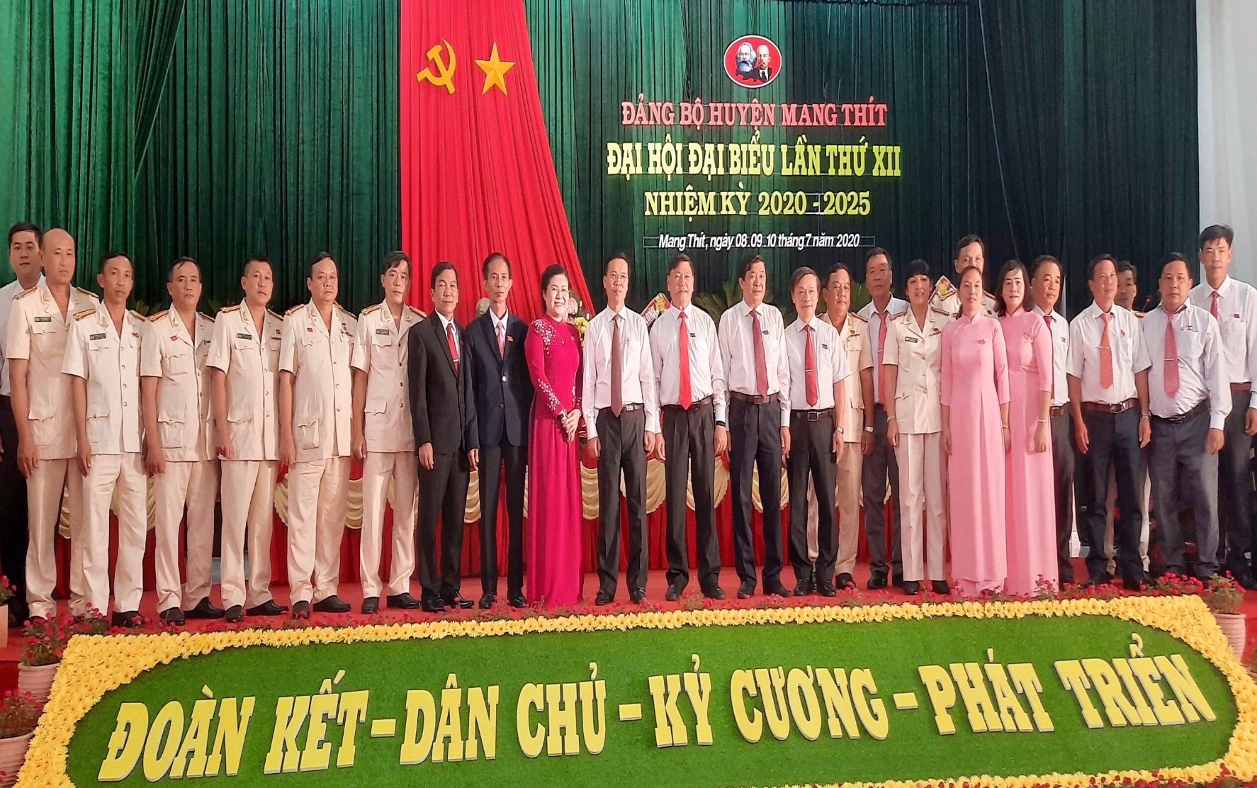 Đồng chí Võ Văn Thưởng chụp ảnh lưu niệm cùng các đại biểu tham dự Đại hội