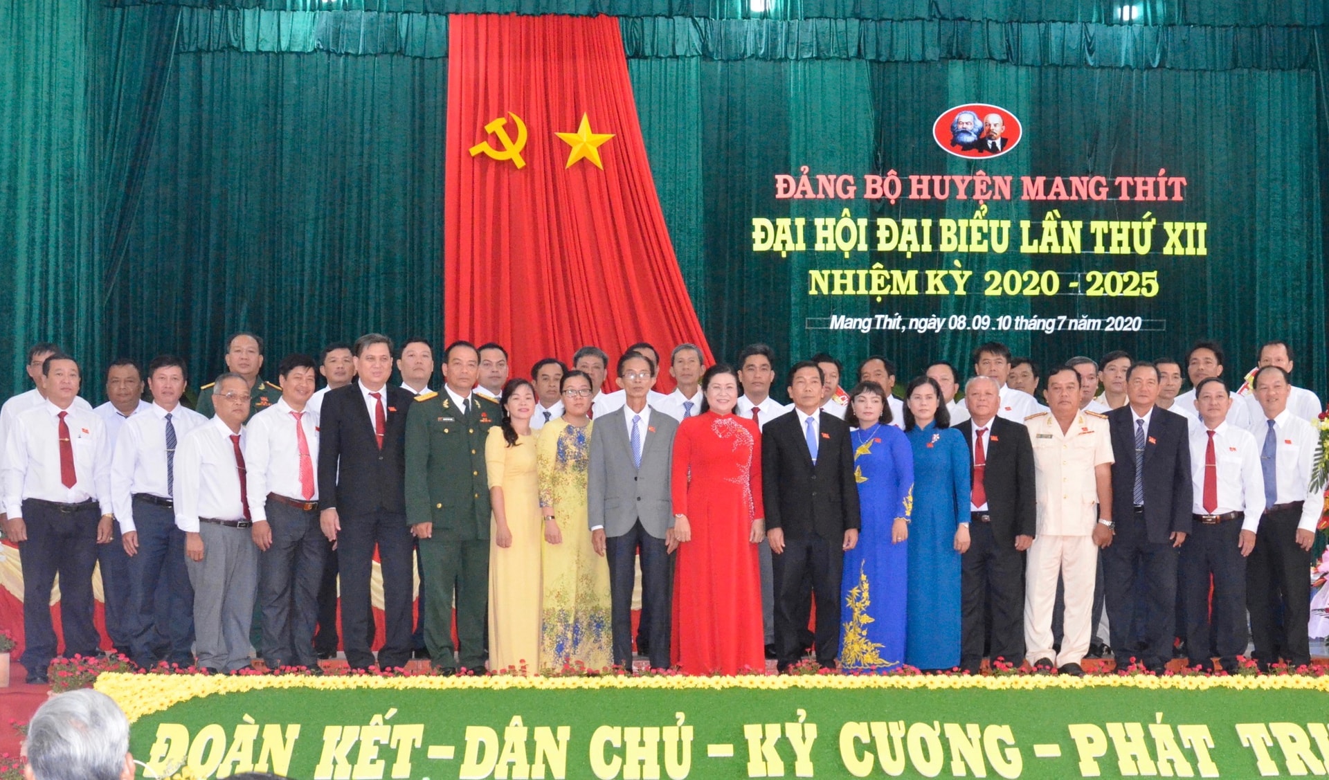 Ban Chấp hành Đảng bộ Mang Thít nhiệm kỳ 2020 - 2025 ra mắt Đại hội