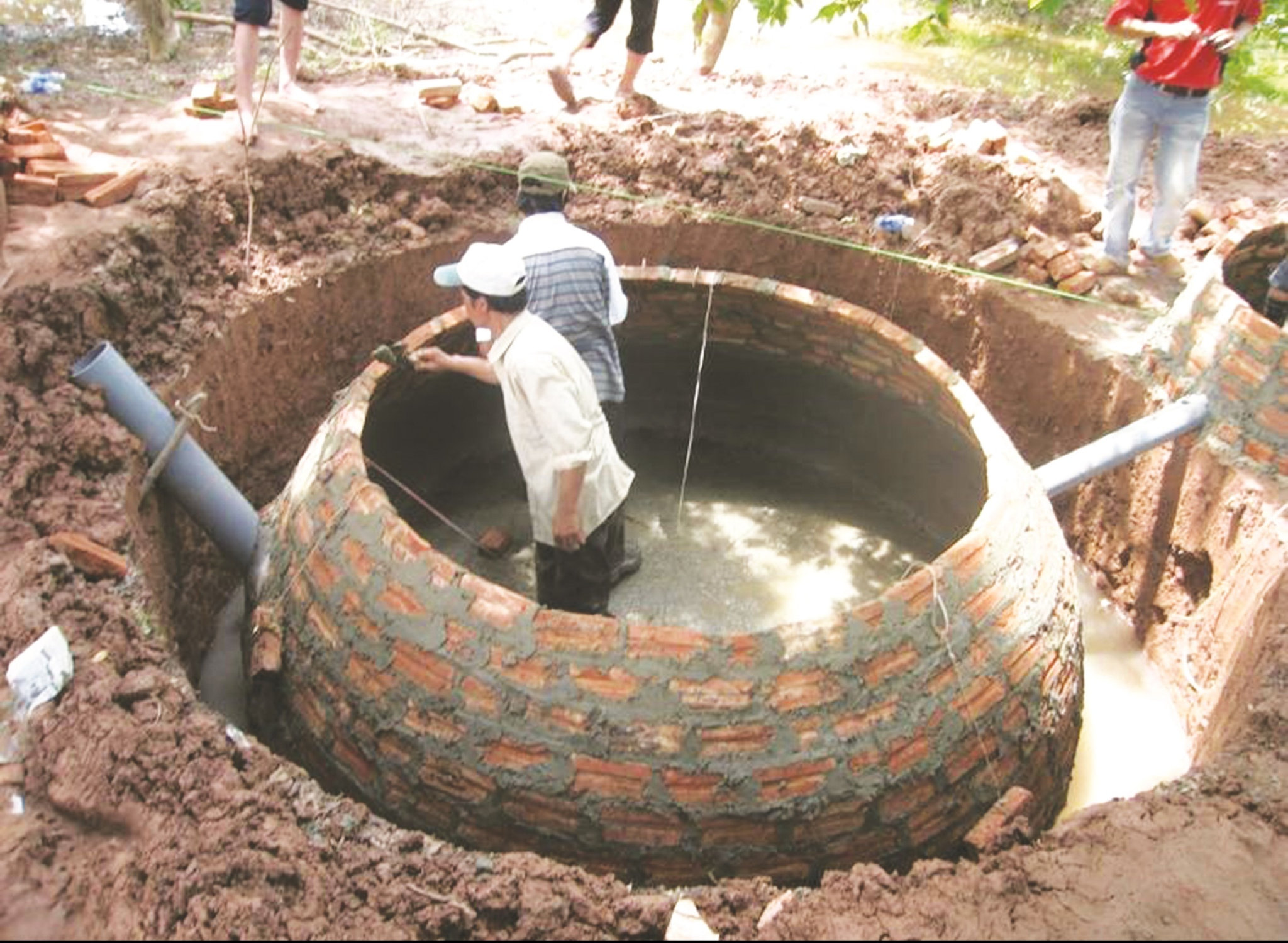 Mô hình hầm Biogas được các hộ chăn nuôi áp dụng tại nhiều địa phương trên địa bàn tỉnh.