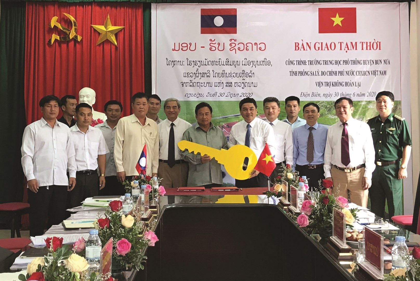 Đại diện lãnh đạo 2 tỉnh Điện Biên – Phông Sa Lỳ trong Lễ bàn giao Trường THPT huyện Bun Nưa