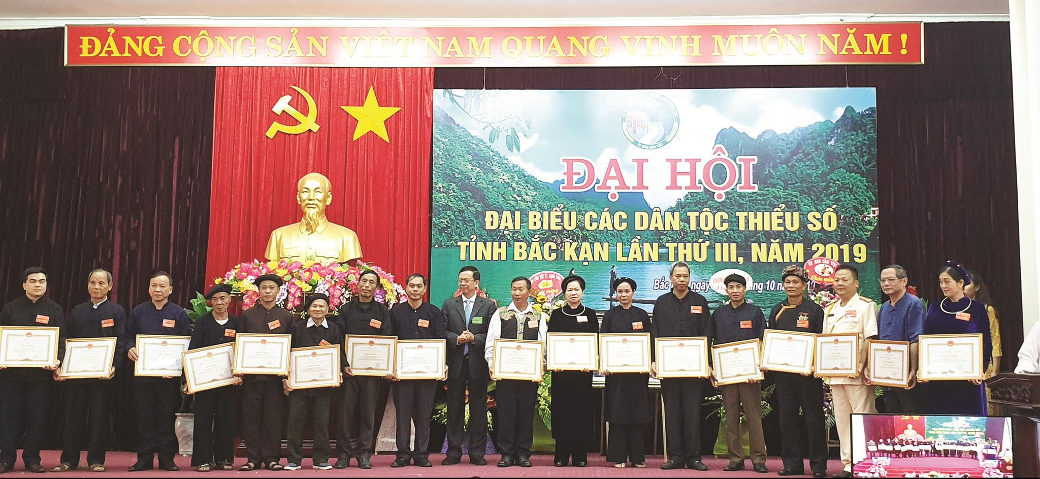 Ông Thào Minh Khyào (đứng thứ 8 từ trái sang) được nhận Bằng Khen của Bộ trưởng, Chủ nhiệm UBDT  tại Đại hội Đại biểu các DTTS tỉnh Bắc Kạn lần thứ III, năm 2020.