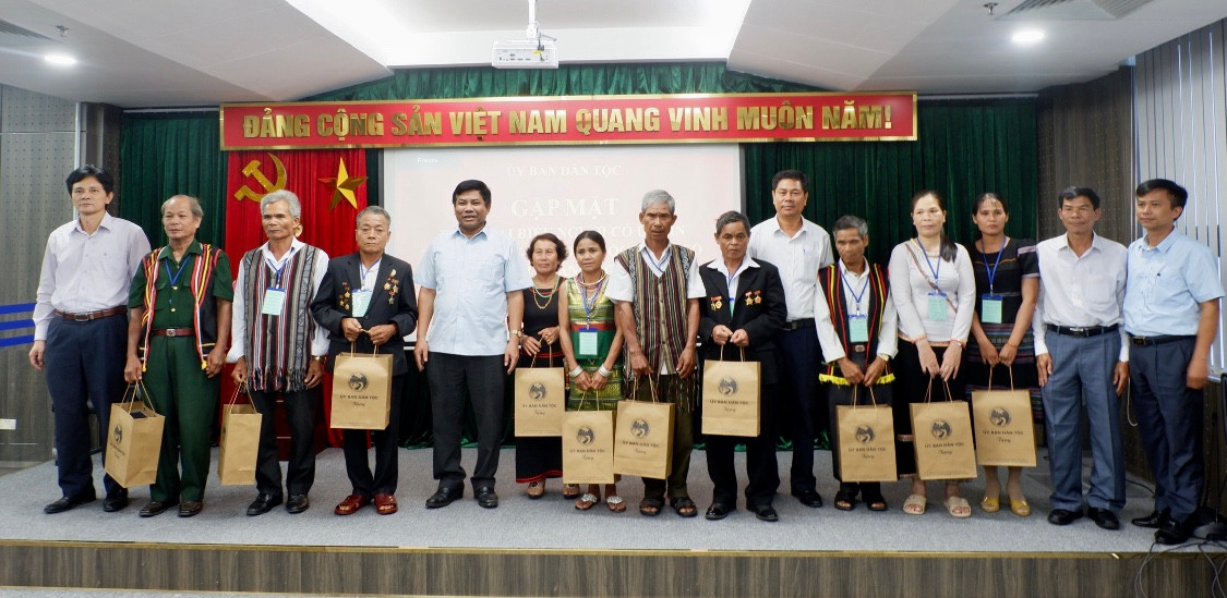 Thứ trưởng, Phó Chủ nhiệm UBDT Y Thông tặng quà cho các đại biểu Người có uy tín tỉnh Quảng Ngãi.