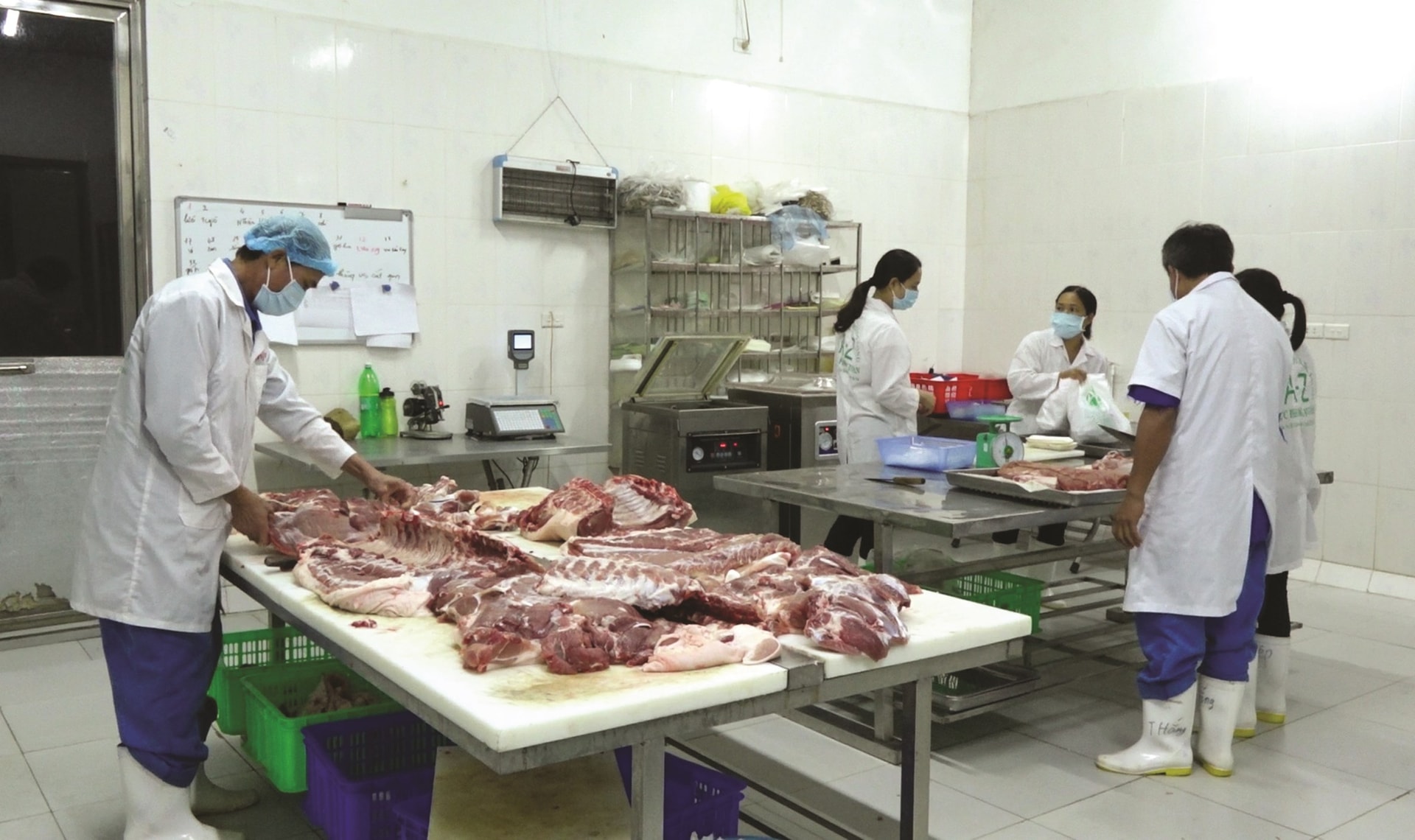 Thịt lợn sạch mang thương hiệu “Chuỗi thực phẩm A-Z” của HTX chăn nuôi Hoàng Long đạt 4 sao.