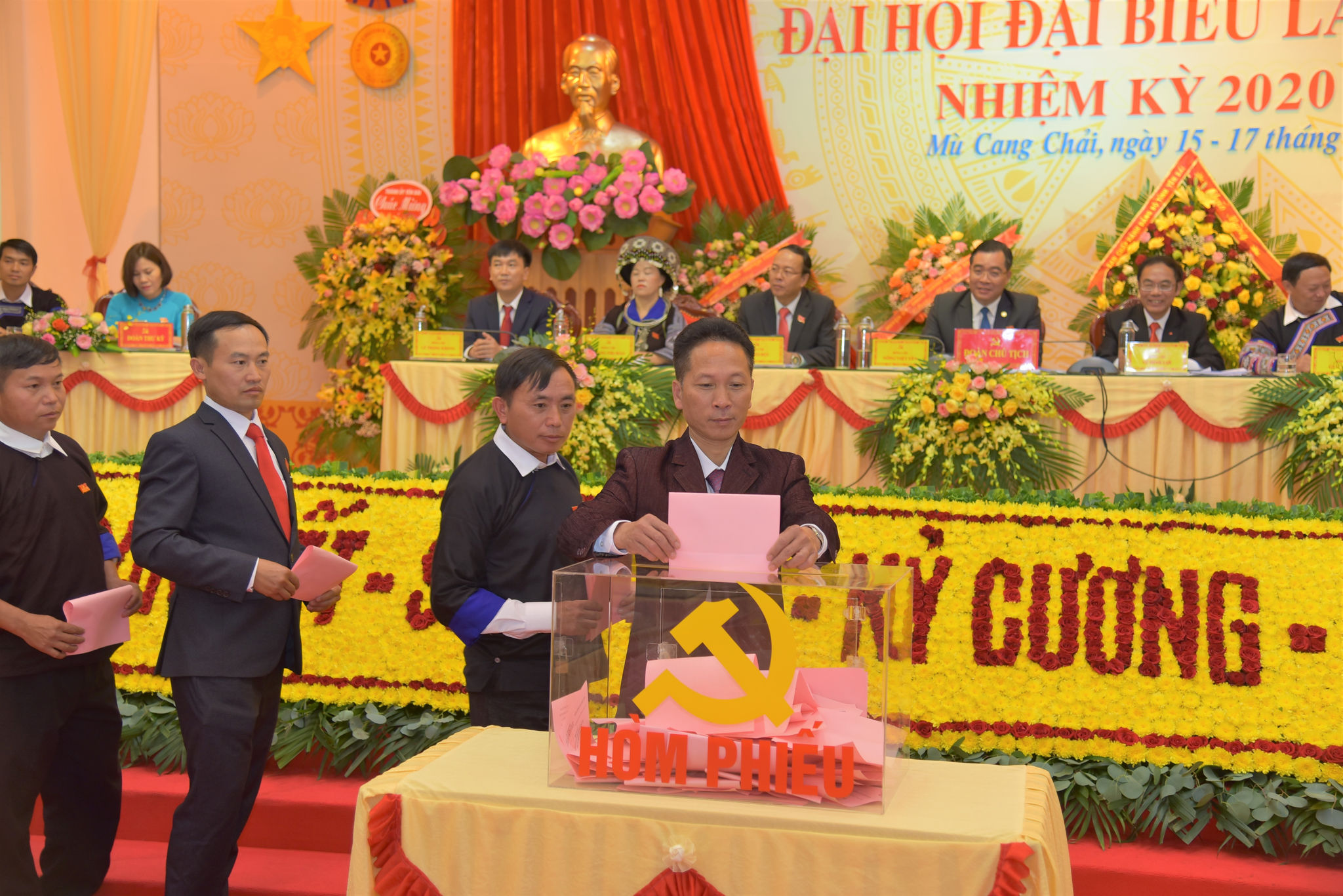 Đại biểu bỏ phiếu bầu Ban Chấp hành Đảng bộ huyện Mù Cang Chải lần thứ XIX, nhiệm kỳ 2020 – 2025