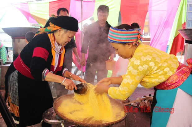 Nghệ nhân Vàng Thị Say (trái), thôn Mã Hồng, xã Thanh Vân (Quản Bạ) nhào bột làm Mèn mén.