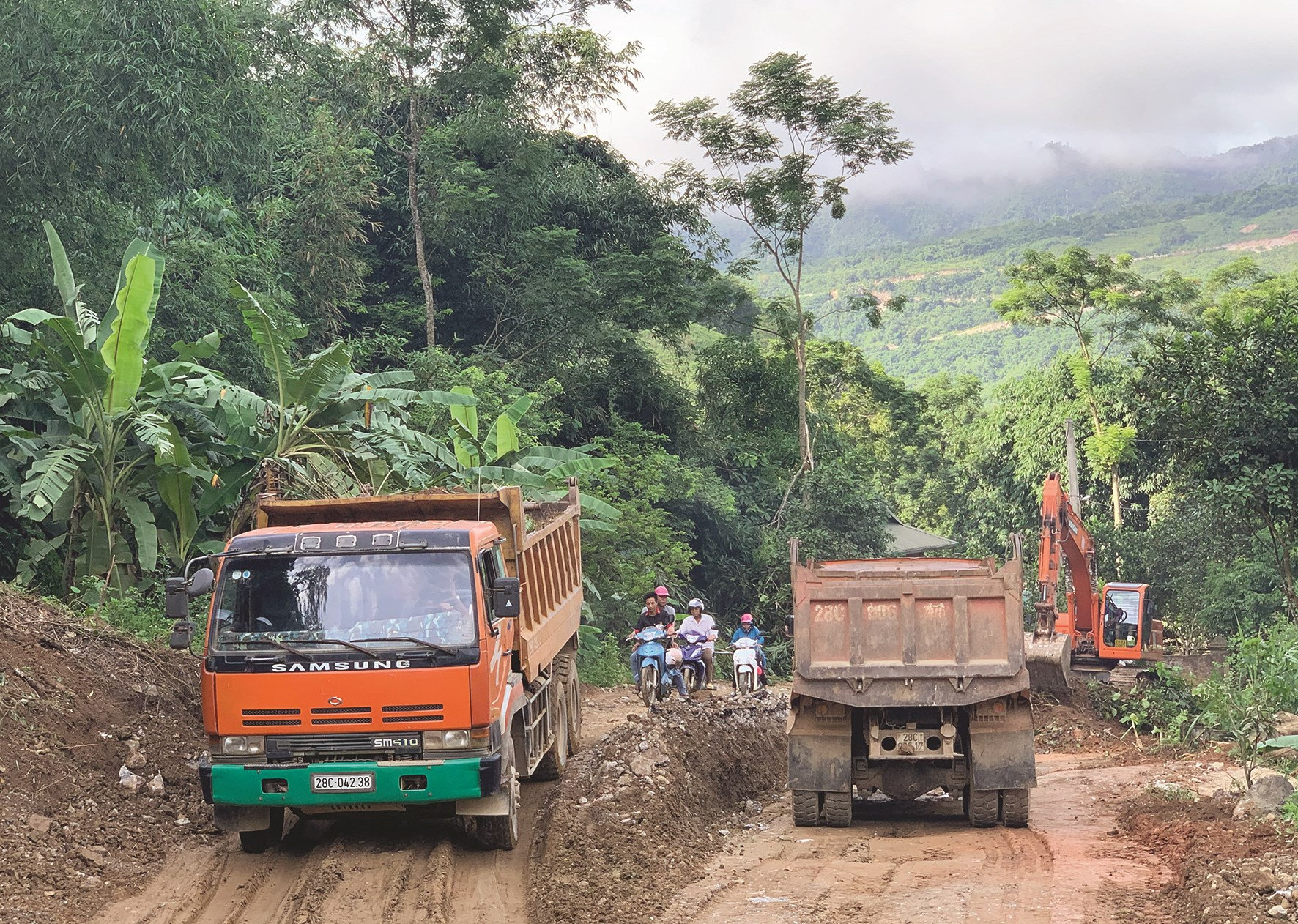 Một số tuyến đường trên địa bàn huyện Đà Bắc (Hòa Bình) đang được nâng cấp, sửa chữa bằng nguồn vốn ODA.
