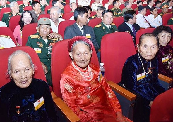 Các Mẹ Việt Nam Anh hùng dự Hội nghị biểu dương người có công với cách mạng tiêu biểu toàn quốc dịp kỷ niệm 70 năm Ngày Thương binh - Liệt sĩ. (Ảnh tư liệu)