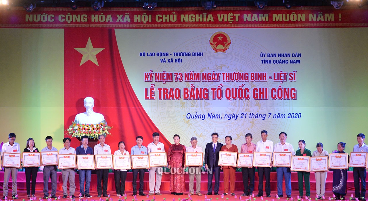 Chủ tịch Quốc hội Nguyễn Thị Kim Ngân và Phó Thủ tướng Chính phủ Vũ Đức Đam trao Bằng Tổ quốc ghi công cho thân nhân các gia đình liệt sỹ (Ảnh Việt Hà)