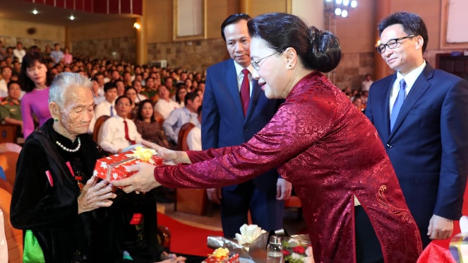 Chủ tịch Quốc hội Nguyễn Thị Kim Ngân tặng hoa và quà các Mẹ Việt Nam Anh hùng (Ảnh: TTXVN)