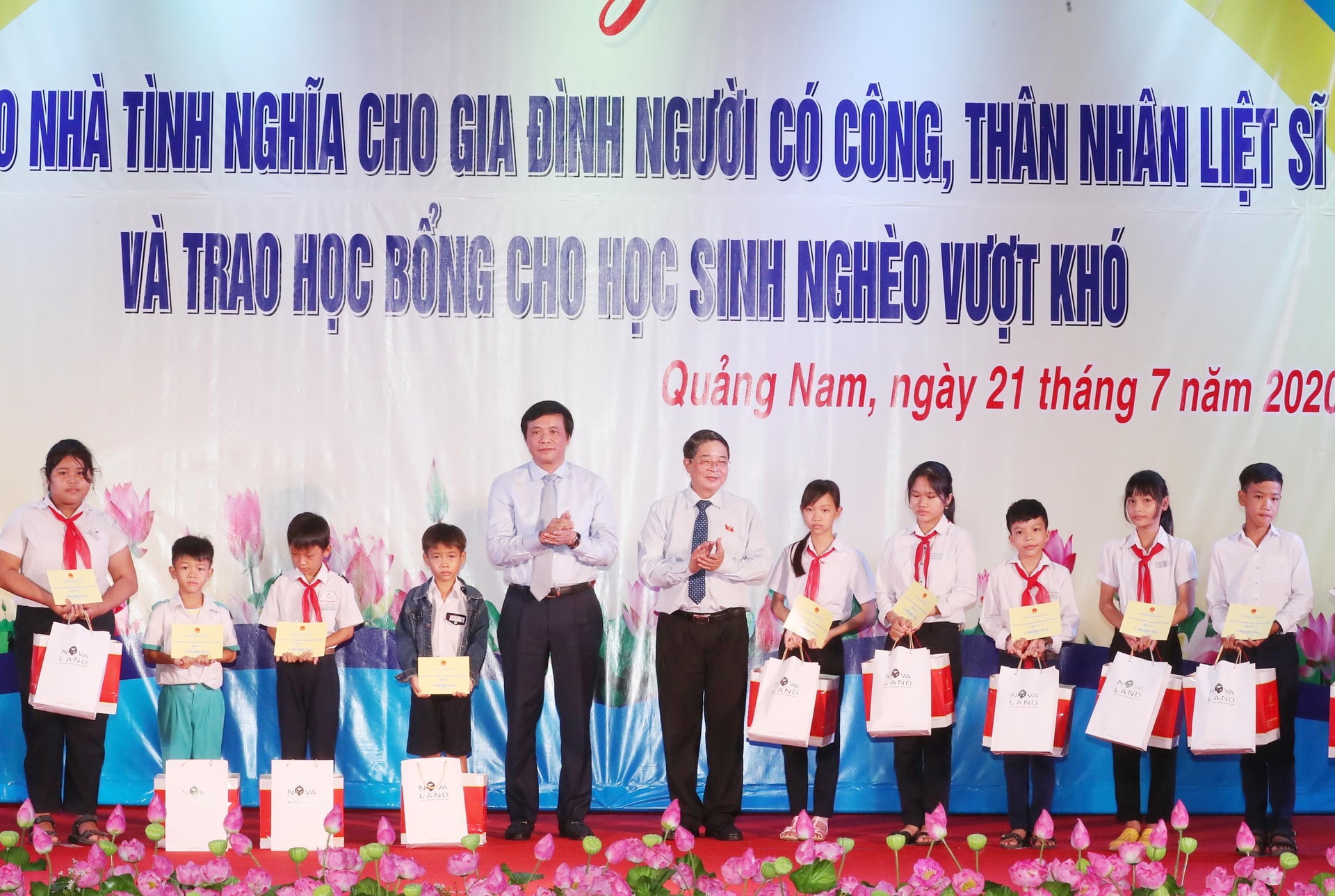 Tổng Thư ký Quốc hội, Chủ nhiệm Văn phòng Quốc Nguyễn Hạnh Phúc; Chủ nhiệm Ủy ban Tài chính - Ngân sách của Quốc hội Nguyễn Đức Hải trao học bổng cho học sinh nghèo vượt khó tại buổi Lễ (Ảnh: TTXVN)
