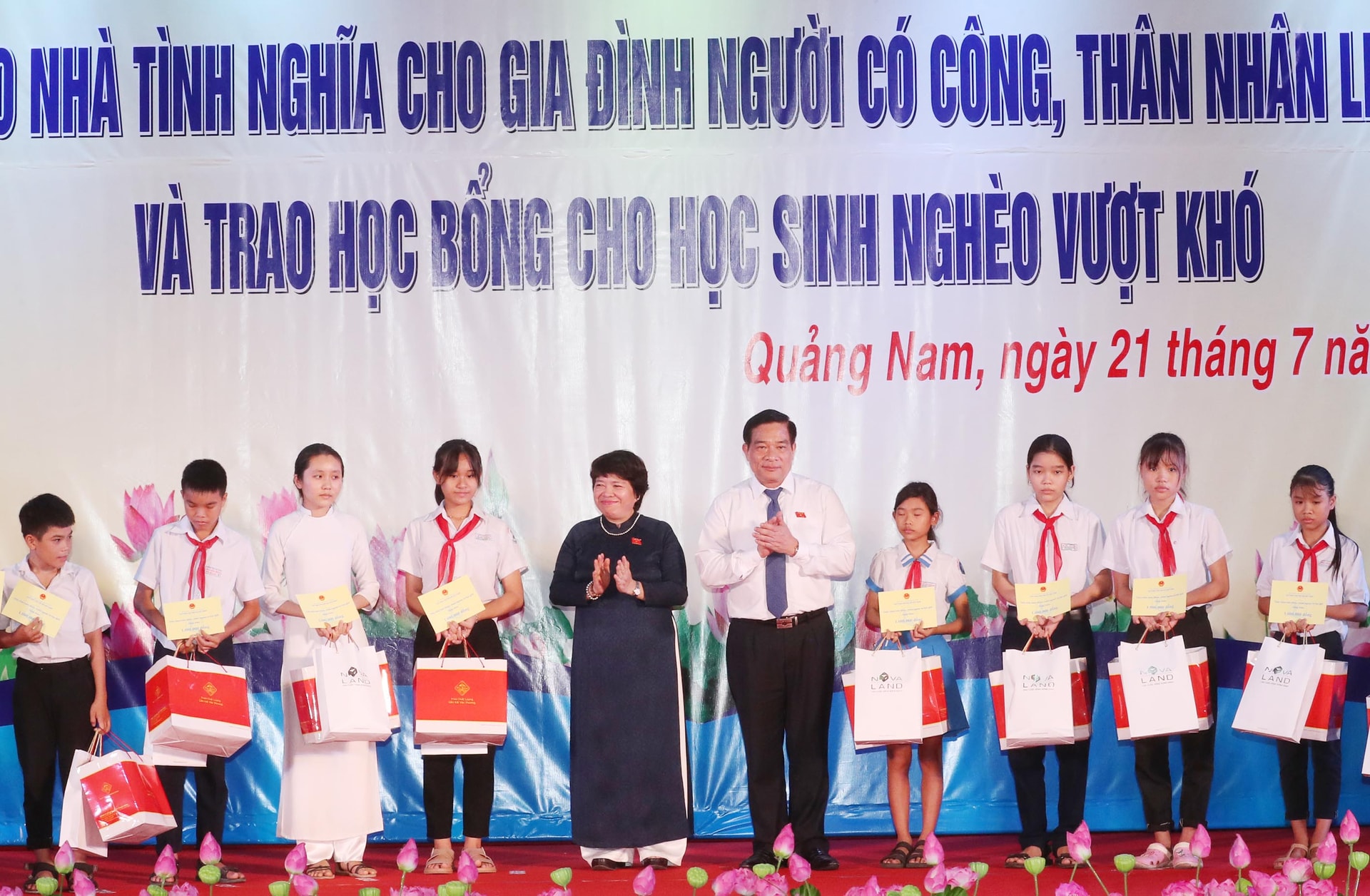 Chủ nhiệm Ủy ban Về các vấn đề xã hội Nguyễn Thúy Anh; Chủ tịch Hội đồng dân tộc Hà Ngọc Chiến trao học bổng cho học sinh nghèo vượt khó tại buổi Lễ (Ảnh : TTXVN)