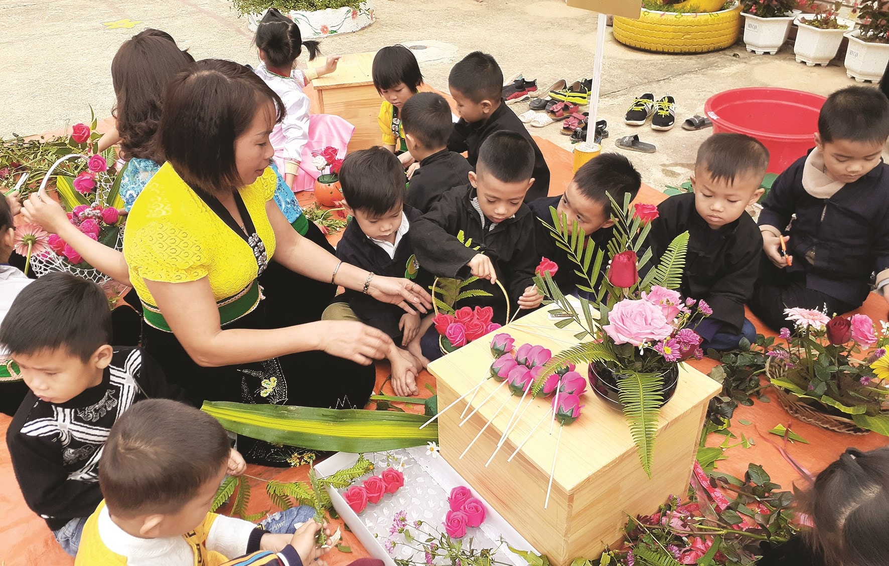 Trường Mầm non xã Bum Nưa tổ chức hình thức trải nghiệm cắm hoa cho trẻ