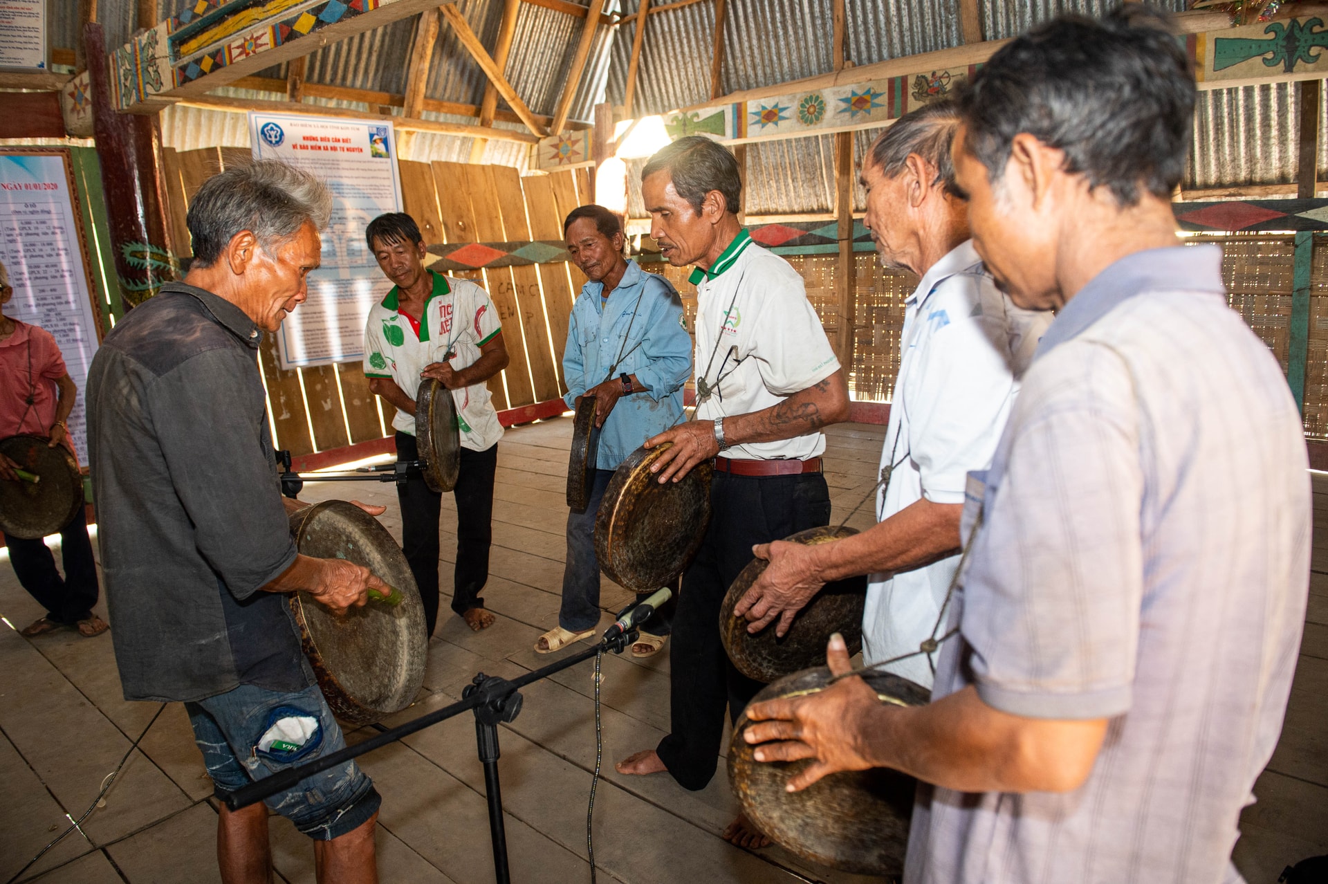 Già làng A Luông (bên trái) cùng các thành viên trong đội cồng chiêng biểu diễn bài 