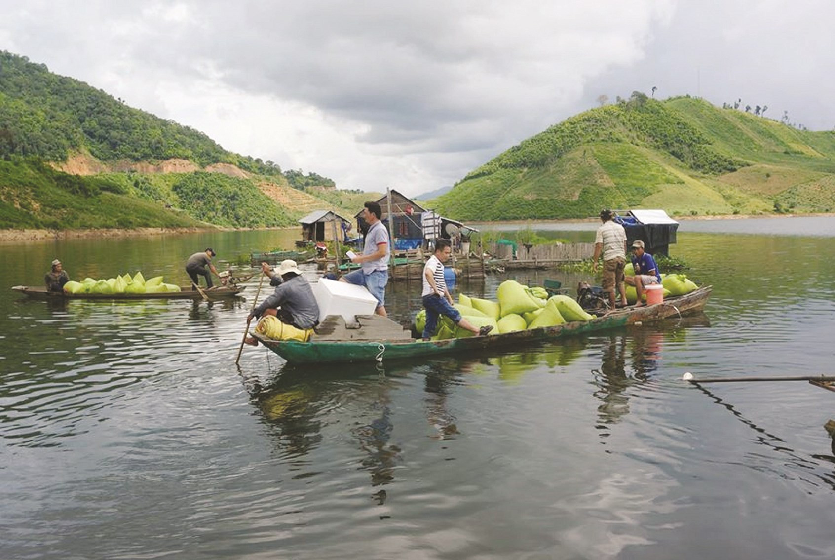 Gạo, muối, thực phẩm được đưa bằng thuyền đến để người dân trao đổi, mua bán