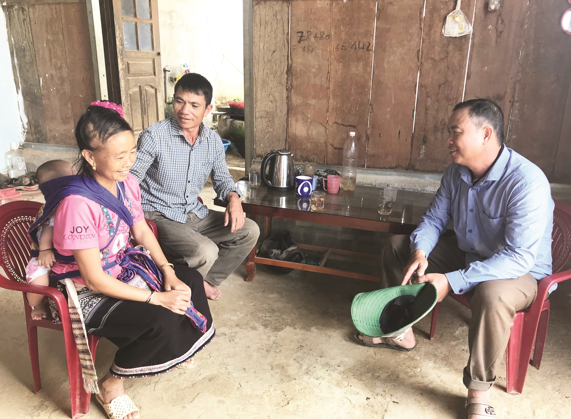 Trưởng bản Hoàng Văn Sòi trao đổi với người dân về việc quan tâm giáo dục con cái.