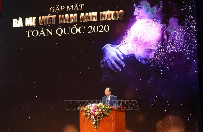 Bộ trưởng Bộ Lao động - Thương binh và Xã hội Đào Ngọc Dung báo cáo công tác chăm sóc người có công và phụng dưỡng mẹ Việt Nam anh hùng tại chương trình Gặp mặt Bà mẹ Việt Nam anh hùng toàn quốc 2020. Ảnh: Anh Tuấn/TTXVN