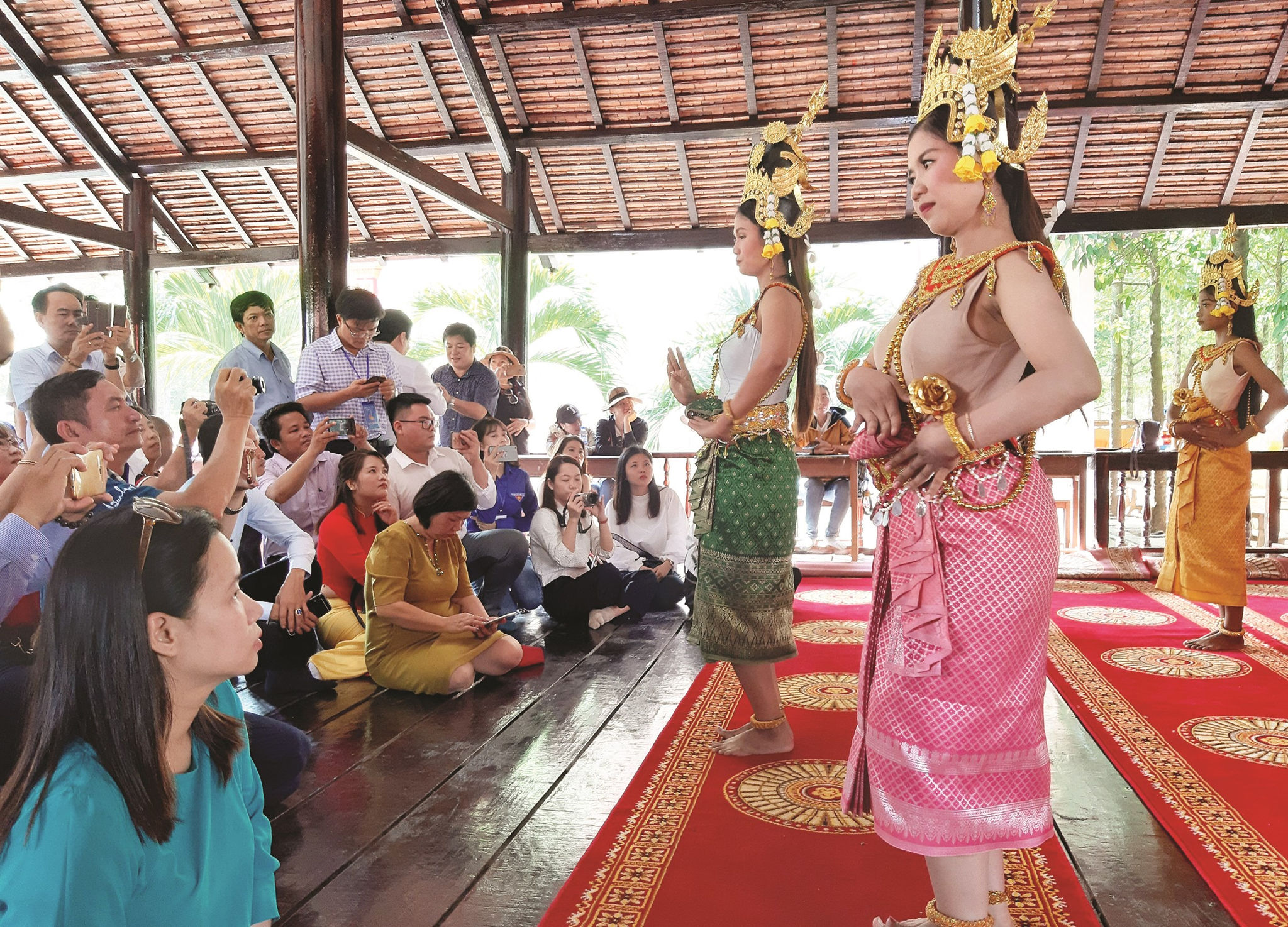 Nhiều du khách thích thú khi thưởng thức những điệu múa truyền thống của đồng bào Khmer mượt mà, uyển chuyển do Đội Văn hóa - Văn nghệ Khmer chùa Xiêm Cán biểu diễn