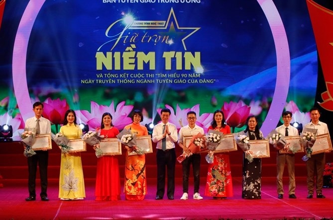 Đồng chí Võ Văn Thưởng, Ủy viên Bộ Chính trị, Bí thư Trung ương Đảng, Trưởng Ban Tuyên giáo Trung ương trao Chứng nhận cho các cá nhân đoạt giải nhất các tuần thi.