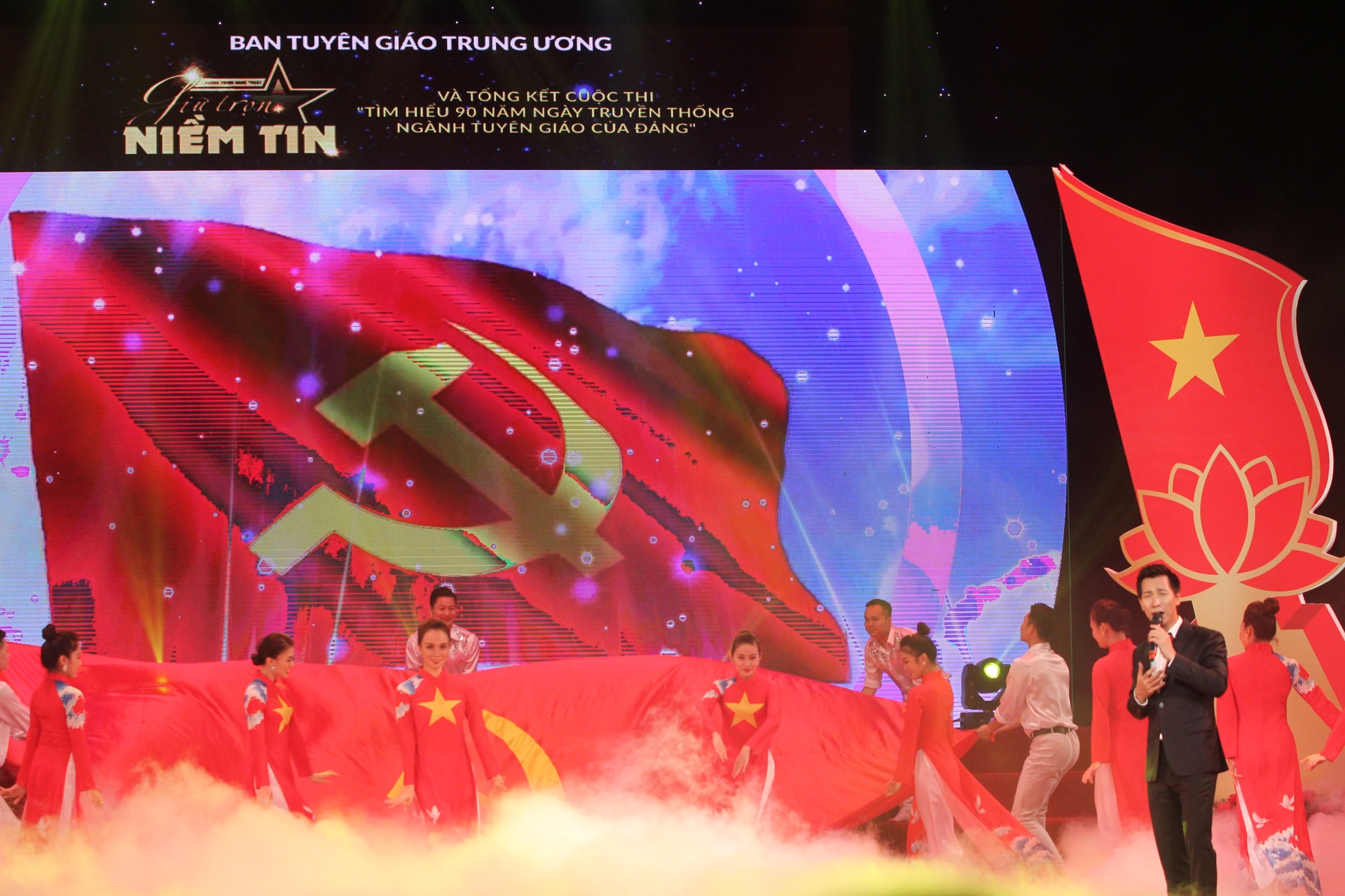 Bài hát “Lá cờ Đảng” trong Chương trình nghệ thuật Bài hát “Lá cờ Đảng” trong Chương trình nghệ thuật